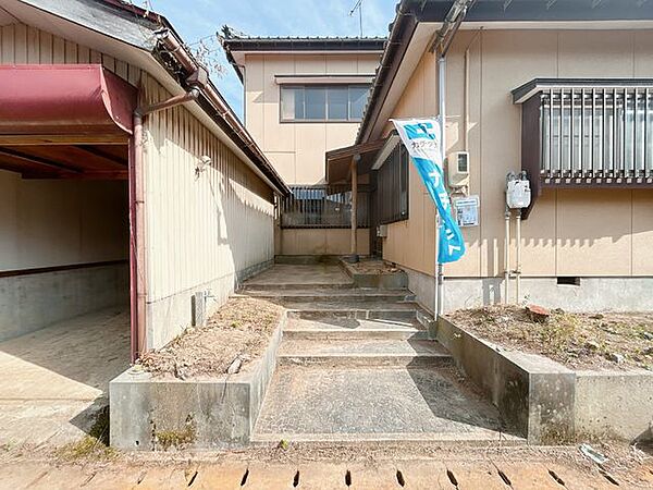 【リフォーム中】車庫とアプローチを解体して、駐車拡張を行います。解体後は並列2台駐車可です。