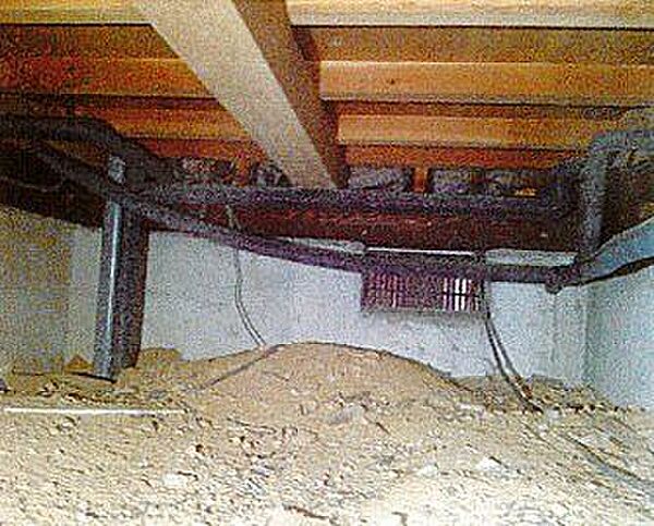 中古住宅の3大リスクである、雨漏り、主要構造部分の欠陥や腐食、給排水管の漏水や故障を2年間保証します。その前提で床下まで確認の上でリフォームし、シロアリの被害調査と防除工事もおこないます。