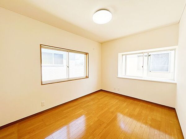 【リフォーム済】こちらは2階6畳の洋室です。クロスの張り替え、照明交換を行いました。