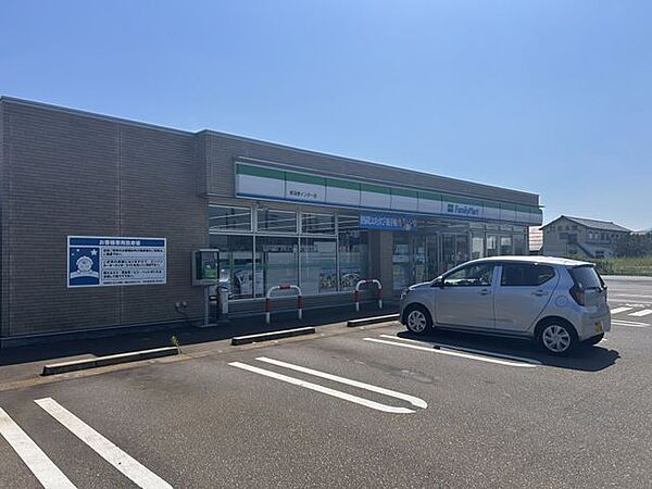 ファミリーマート様まで約250ｍ　徒歩4分