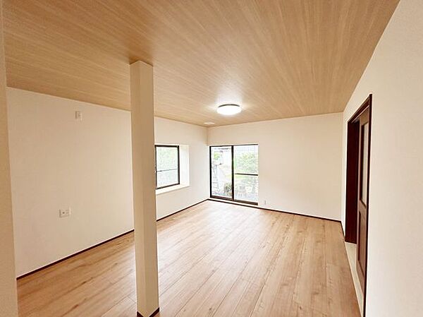 【リフォーム済】リビングです。フローリングの重ね張り、クロスの張替え、照明の交換を行いました。
