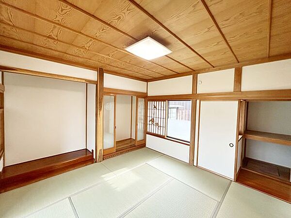 【リフォーム済】1階南西側和室8帖です。壁はクロス仕上げ、畳の表替えを行いました。