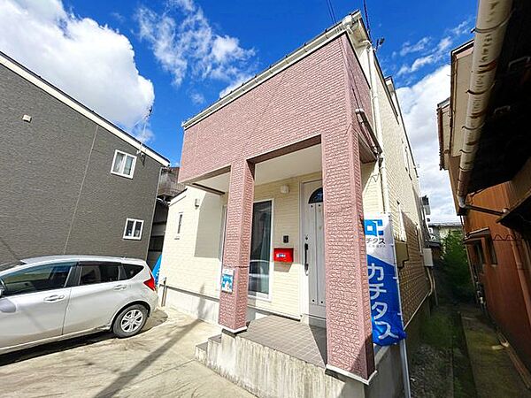 【リフォーム中】外観別角度です。赤い外壁部分をグレージュで塗装いたします。