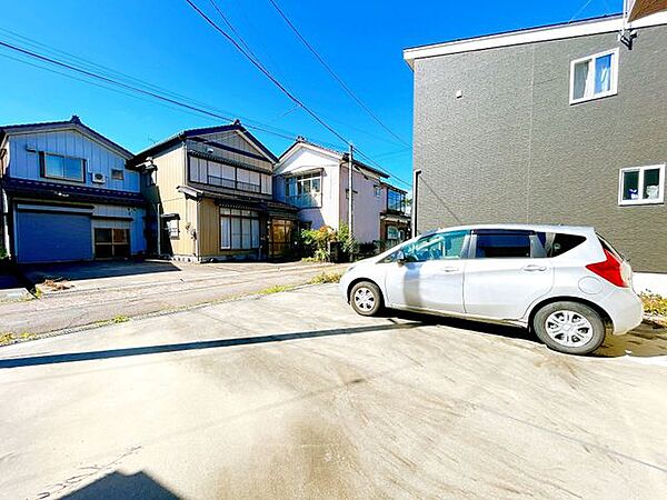 【リフォーム中】駐車場です。3台駐車可能です。
