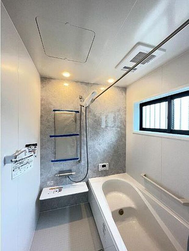 ゆったり入れる浴槽や、一坪サイズのゆとりの空間で床面に細かな排水溝を加工してあることで、乾きやすく、滑りにくく、汚れにくい仕様になっており、浴室換気乾燥暖房機も設置あり。