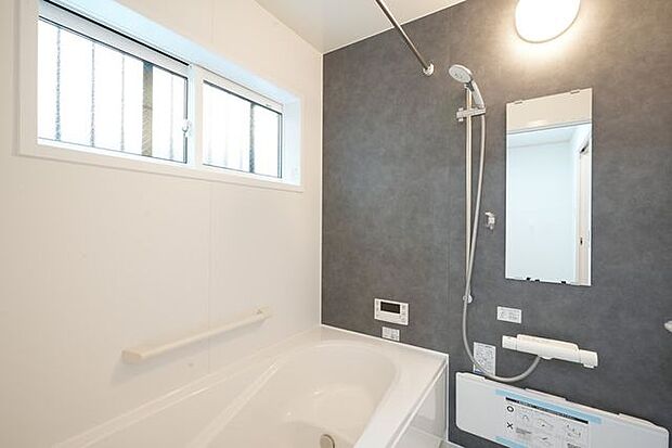 ゆったり入れる浴槽や、一坪サイズのゆとりの空間で床面に細かな排水溝を加工してあることで、乾きやすく、滑りにくく、汚れにくい仕様になっており、浴室換気乾燥暖房機も設置あり。