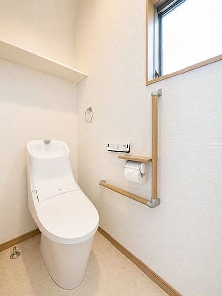 節水省エネ仕様の暖房便座付きシャワートイレ（AIによる画像処理を行っております）