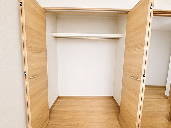すべての洋室には、たっぷり収納できるクローゼットが設置してあります。（AIによる画像処理を行っております）