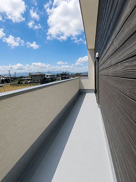 採光に優れた南向きバルコニーです。晴れた日には洗たく物がよく乾きます。（AIによる画像処理を行っております）