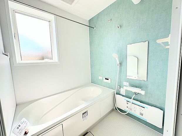 ゆったり入れる浴槽や、一坪サイズのゆとりの空間で床面に細かな排水溝を加工してあることで、乾きやすく、滑りにくく、汚れにくい仕様になっており、浴室換気乾燥暖房機も設置あり。