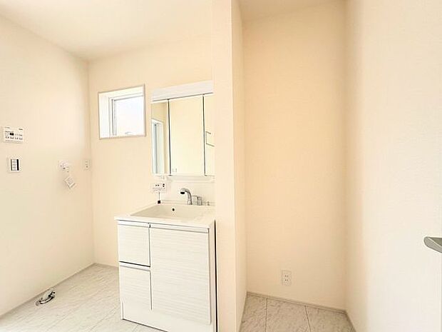 ボトル類や小物もサイドに収納でスッキリ、ワンタッチで切り替えOKのシャワーヘッドで便利です。