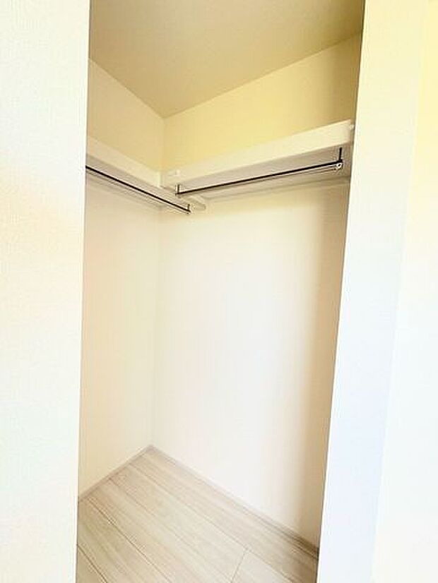 たっぷり収納スペースがあるウォークインクローゼット。
