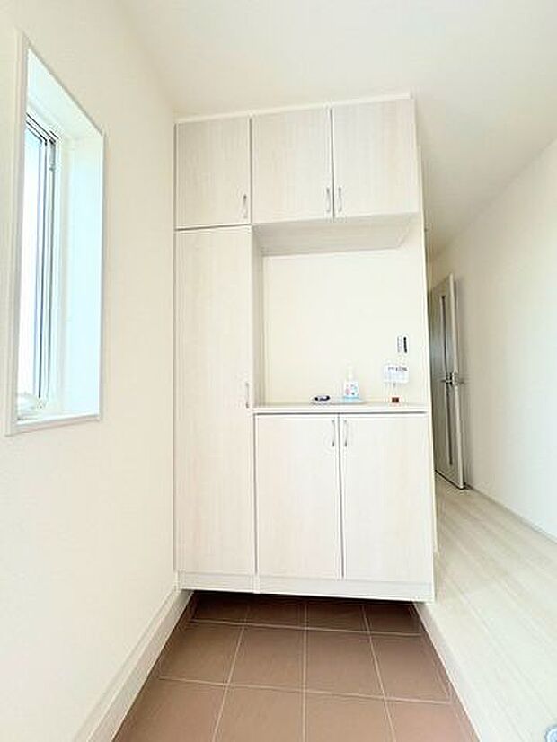 玄関横のたっぷり収納、棚も調整可能でベビーカーなども収納できて玄関内スッキリ。