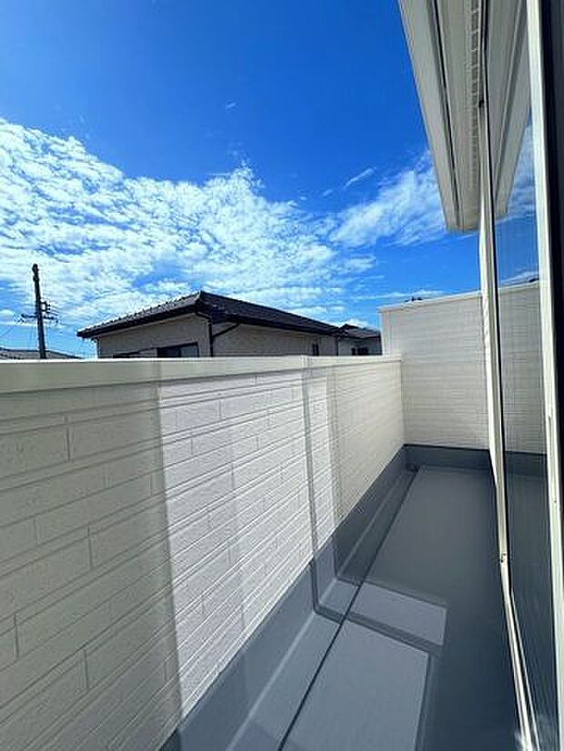 採光に優れたバルコニーです。晴れた日には洗たく物がよく乾きます。