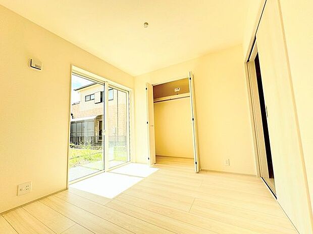 1階洋室。収納スペースがあります。