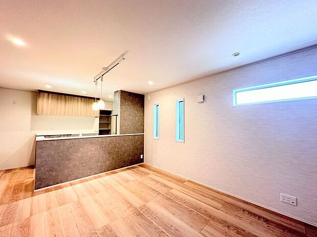 リビングの様子を見ながら家事の出来る対面式システムキッチン。お料理づくりをしっかりサポートいたします。