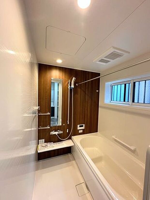 ゆったり入れる浴槽や、一坪サイズのゆとりの空間で床面に細かな排水溝を加工してあることで、乾きやすく、滑りにくく、汚れにくい仕様になっており、浴室換気乾燥暖房機も設置あり。