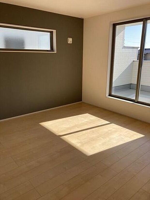 8帖洋室です。窓は遮熱断熱の複層ガラスを使用。断熱性能に優れ、夏の暑さや冬の寒さをやわらげます。