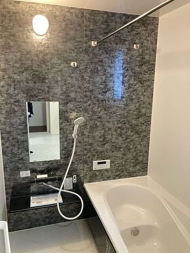 ゆったり入れる浴槽や、一坪サイズのゆとりの空間で床面に細かな排水溝を加工してあることで、乾きやすく、滑りにくく、汚れにくい仕様になっており、浴室換気乾燥暖房機も設置あり。