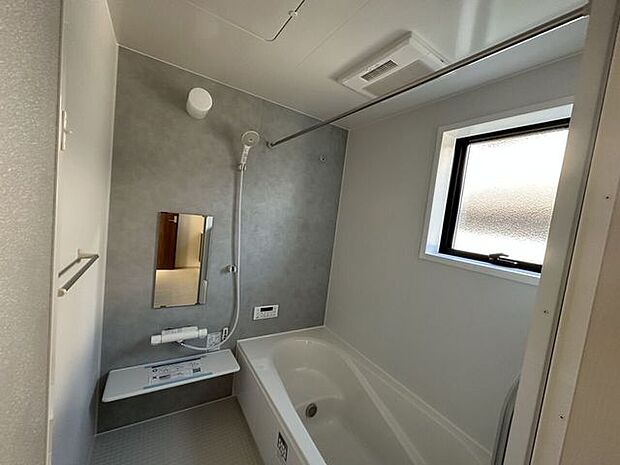 ゆったり入れる浴槽や、一坪サイズのゆとりの空間で床面に細かな排水溝を加工してあることで、乾きやすく、滑りにくく、汚れにくい仕様になっており、浴室換気乾燥暖房機も設置あり。