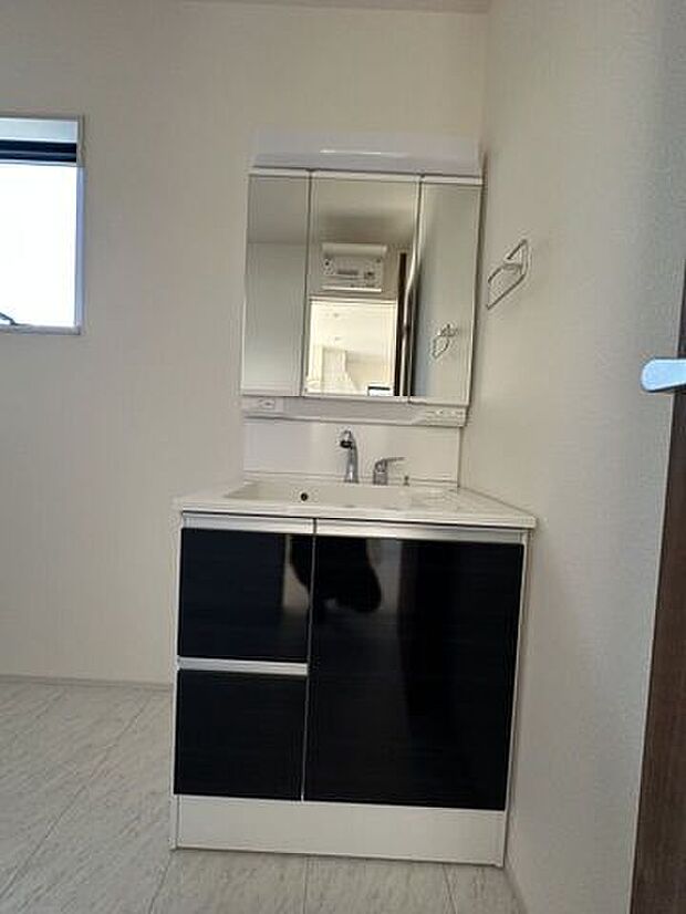 ボトル類や小物もサイドに収納でスッキリ、ワンタッチで切り替えOKのシャワーヘッドで便利です。