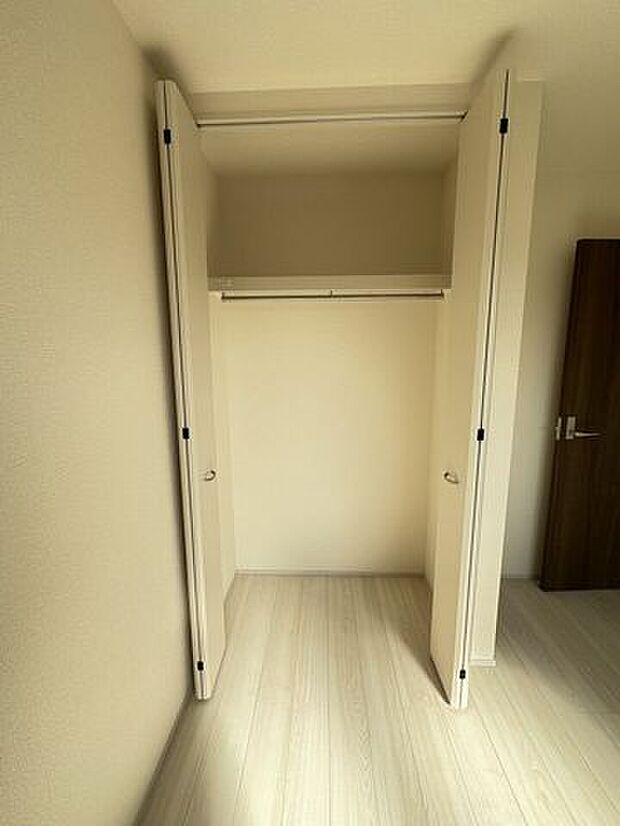 たっぷり収納スペースがあるウォークインクローゼット。