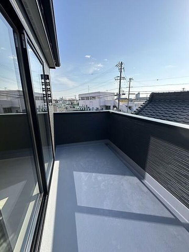 採光に優れたバルコニーです。晴れた日には、洗濯物がよく乾きます。