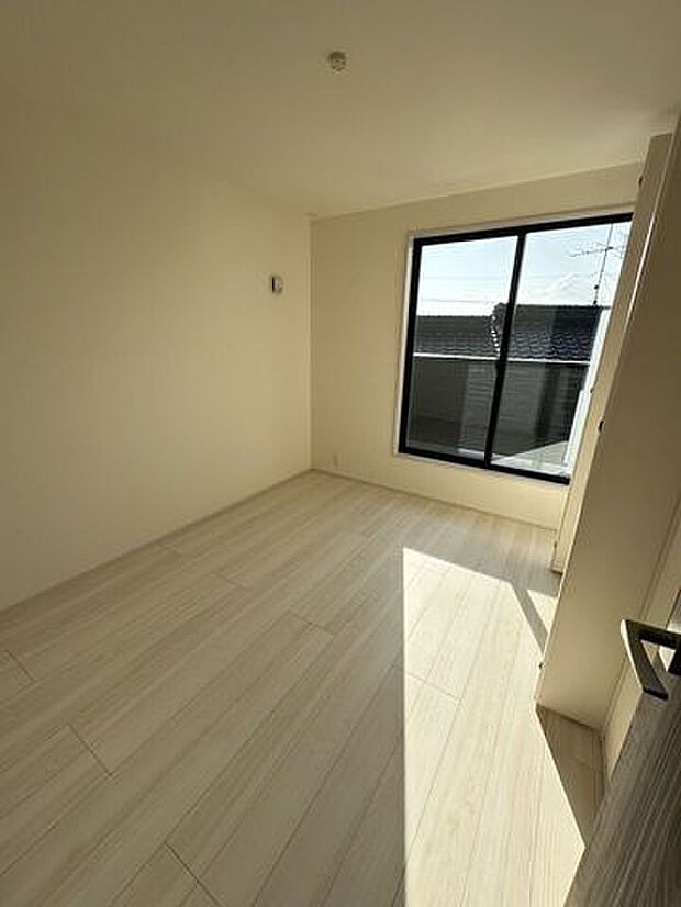 窓は遮熱断熱の複層ガラスを使用。断熱性能に優れ、夏の暑さや冬の寒さをやわらげます。