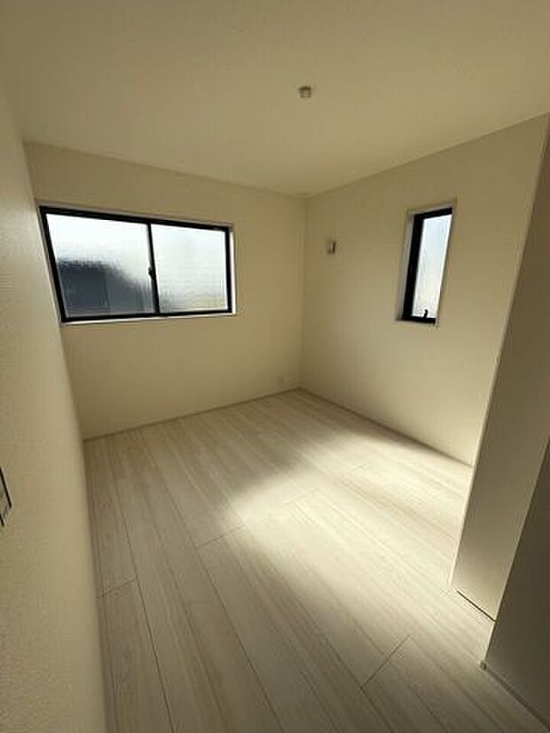 窓は遮熱断熱の複層ガラスを使用。断熱性能に優れ、夏の暑さや冬の寒さをやわらげます。