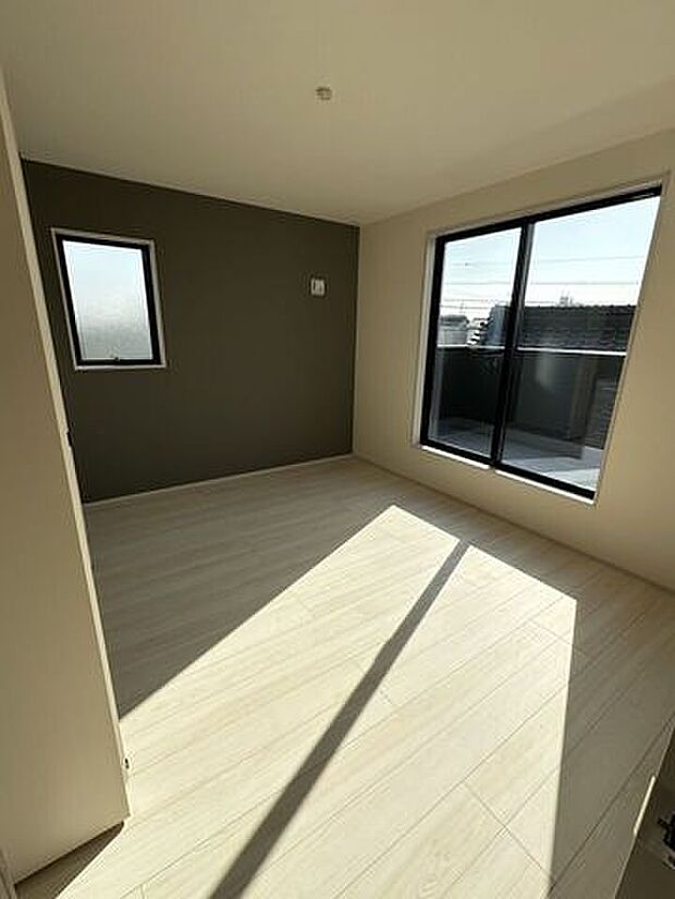 窓は遮熱断熱の複層ガラスを使用。断熱性能に優れ、夏の暑さや冬の寒さをやわらげます。