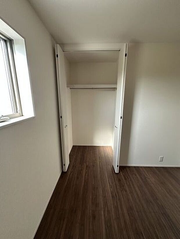 たっぷり収納できる大型クローゼットが設置してあります。