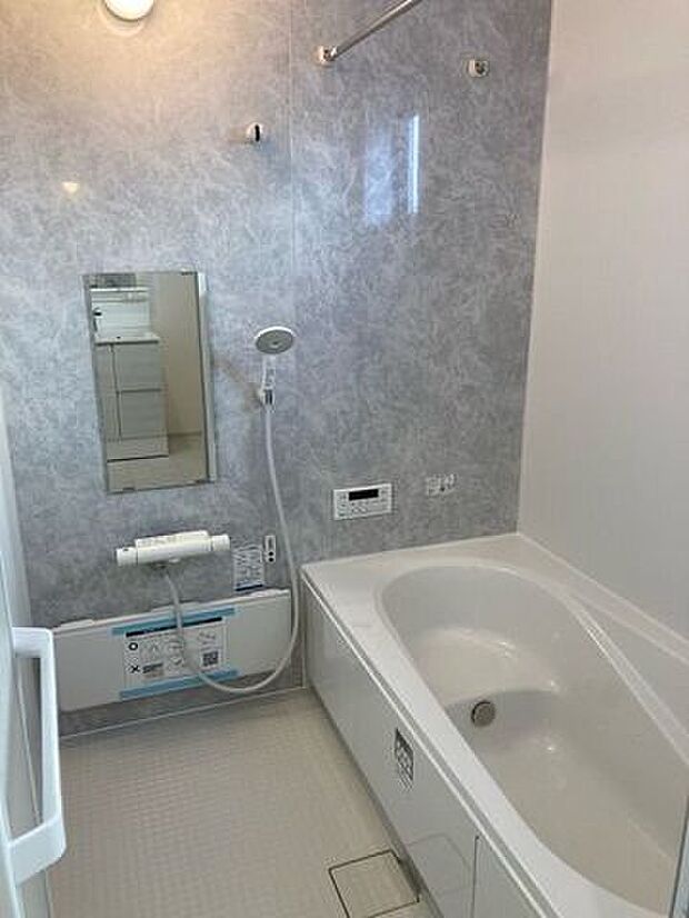 ゆったり入れる浴槽や、一坪サイズのゆとりの空間で床面に細かな排水溝を加工してあることで、乾きやすく、滑りにくく、汚れにくい仕様になっており、浴室換気乾燥暖房機も設置あり。