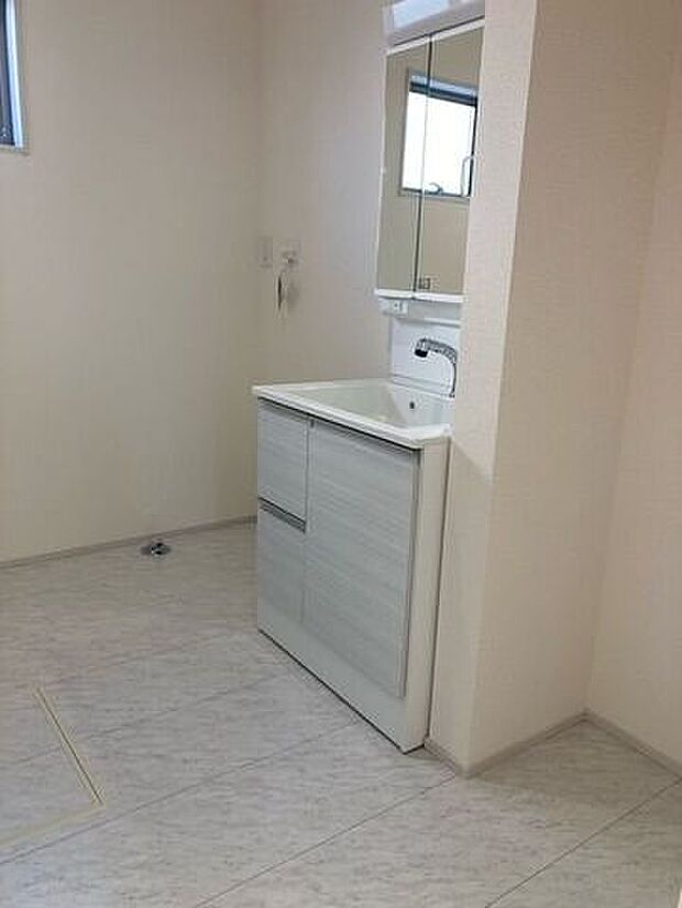 三面鏡の裏側に収納スペースを設置。化粧品や洗面小物などをすっきりと収納できます。