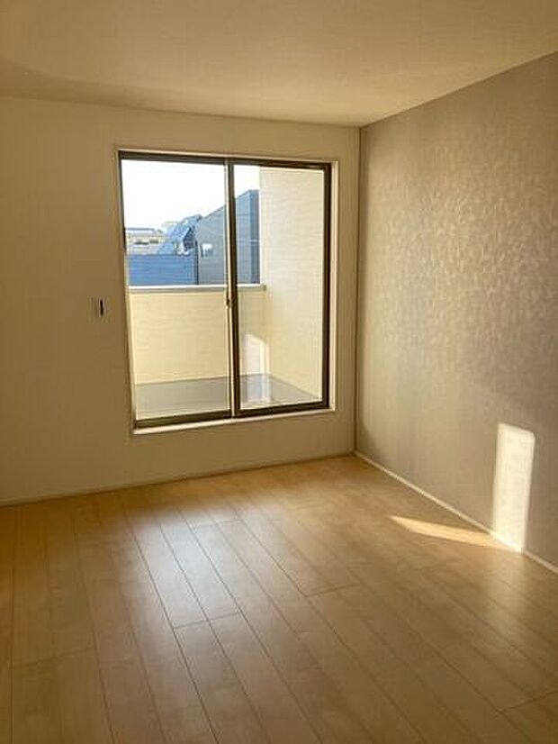 窓は遮熱断熱の複層ガラスを使用。断熱性能に優れ、夏の暑さや冬の寒さをやわらげます。