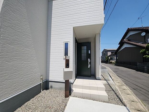 オシャレなエントランスでお客様をお迎えできます。ポスト・インターホンが設置してあります。(同仕様写真)