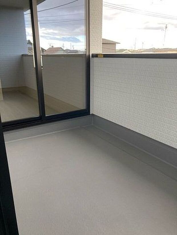採光に優れた南向きバルコニーです。晴れた日には洗たく物がよく乾きます。(同社施工例)