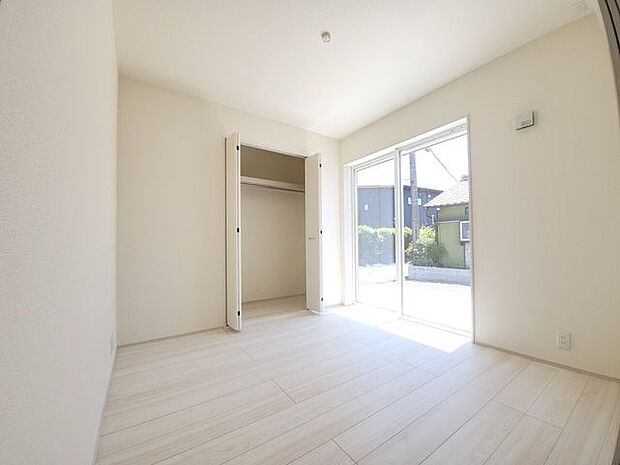 窓は遮熱断熱の複層ガラスを使用。断熱性能に優れ、夏の暑さや冬の寒さをやわらげます。(同社施工例)