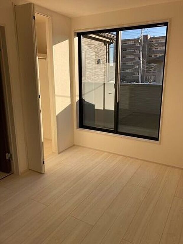 すべての洋室には、たっぷり収納できるクローゼットが設置してあります。