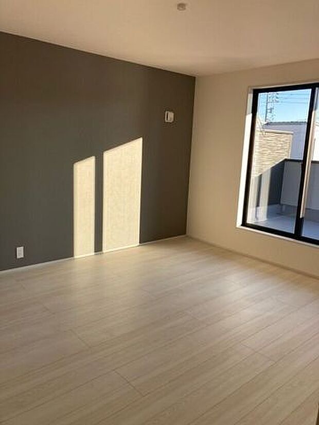 窓は遮熱断熱の複層ガラスを使用。断熱性能に優れ、夏の暑さや冬の寒さをやわらげます。