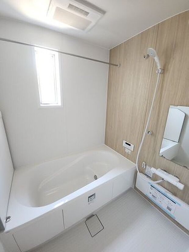 ゆったり入れる浴槽や、一坪サイズのゆとりの空間で床面に細かな排水溝を加工してあることで、乾きやすく、滑りにくく、汚れにくい仕様になっており、浴室換気乾燥暖房機も設置あり。（同社施工例）