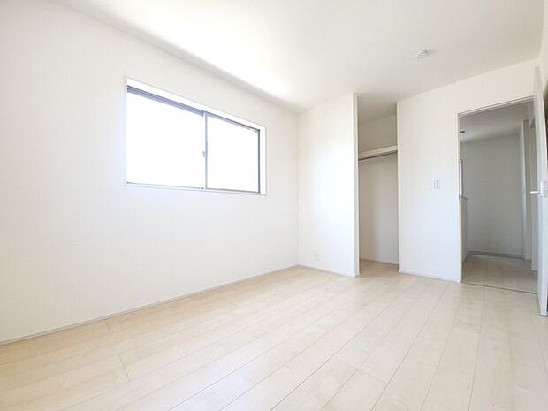 すべての洋室には、たっぷり収納できる大型クローゼットが設置してあります。（同仕様写真）