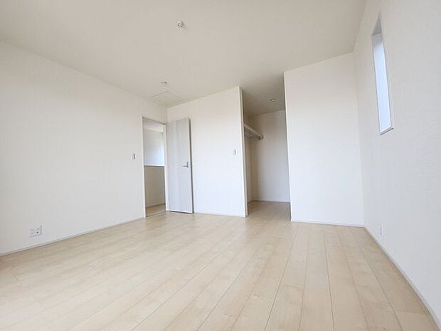 たっぷり収納スペースがあるウォークインクローゼット（同仕様写真）