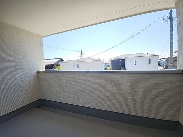 採光に優れた南向きバルコニーです。晴れた日には洗たく物がよく乾きます。（同仕様写真）