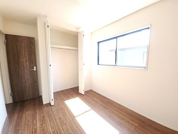すべての洋室には、たっぷり収納できる大型クローゼットが設置してあります。（同仕様写真）