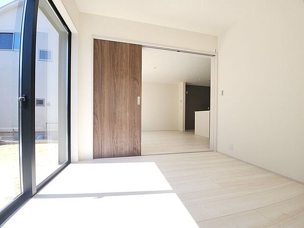 窓は遮熱断熱の複層ガラスを使用。断熱性能に優れ、夏の暑さや冬の寒さをやわらげます。（同社施工例）