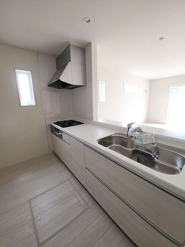 機能面や使いやすさを備えたシステムキッチンで原水・シャワー・浄水をひとつの水栓でスムーズに切り替えられ、とても便利な浄水器がついています。（同社施工例）