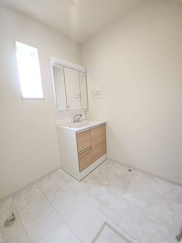 ボトル類や小物もサイドに収納でスッキリ、ワンタッチで切り替えOKのシャワーヘッドで便利です。（同社施工例）