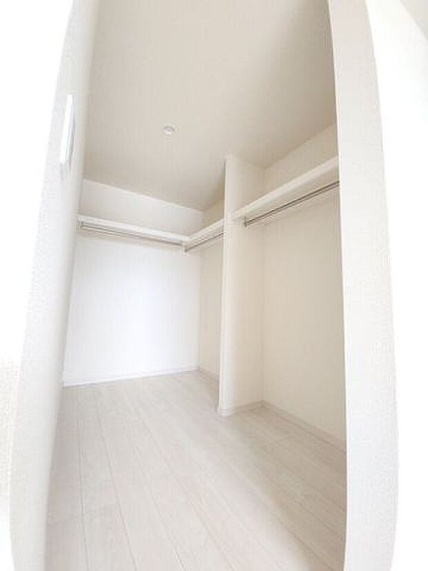 たっぷり収納スペースがあるウォークインクローゼット。（同社施工例）