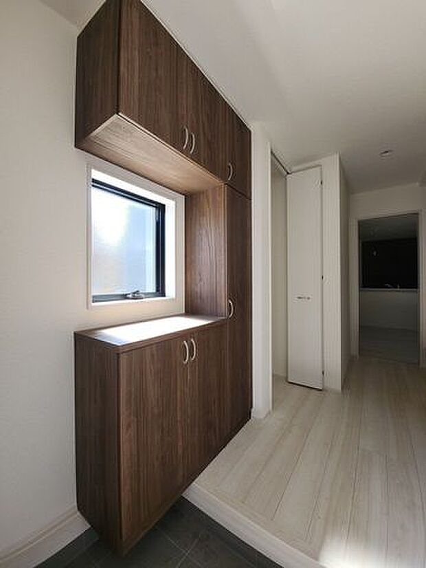 玄関回りをたっぷり収納できる収納スペース。（同社施工例）