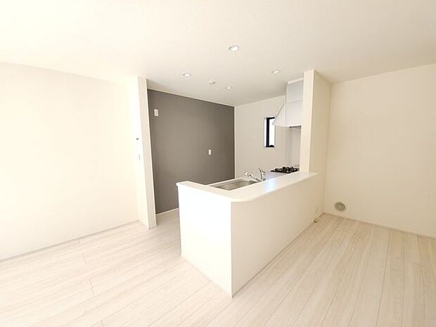 空気中の湿度によって水分を吸収、排出する自然の調湿作用、特殊加工で日常生活での傷、温度や湿度変化でのクラックも抑えるつよい仕上がりです。（同社施工例）